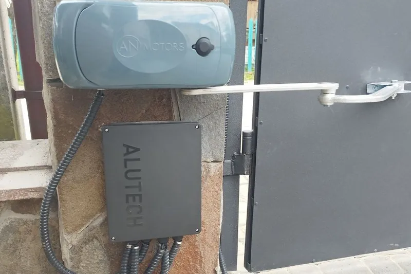 Привід розпашних воріт і блок керування ALUTECH K на стовпі
